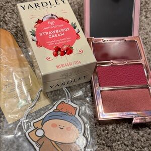 ONE/SIZE Cheek Clapper 3D Blush Trio Berry Gay Palette with Free Gifts!💕